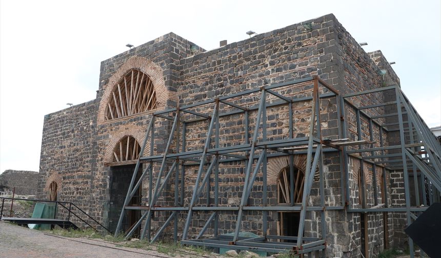 DİYARBAKIR - Depremde hasar gören Saint George Kilisesi ve Çardaklı Hamamı restore ediliyor