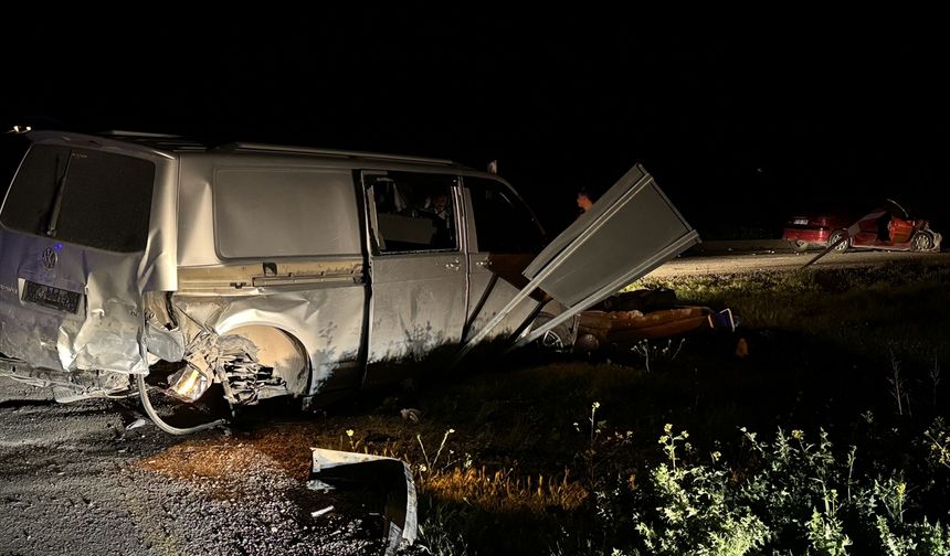 DİYARBAKIR - Otomobil ile kamyonetin çarpışması sonucu 13 kişi yaralandı