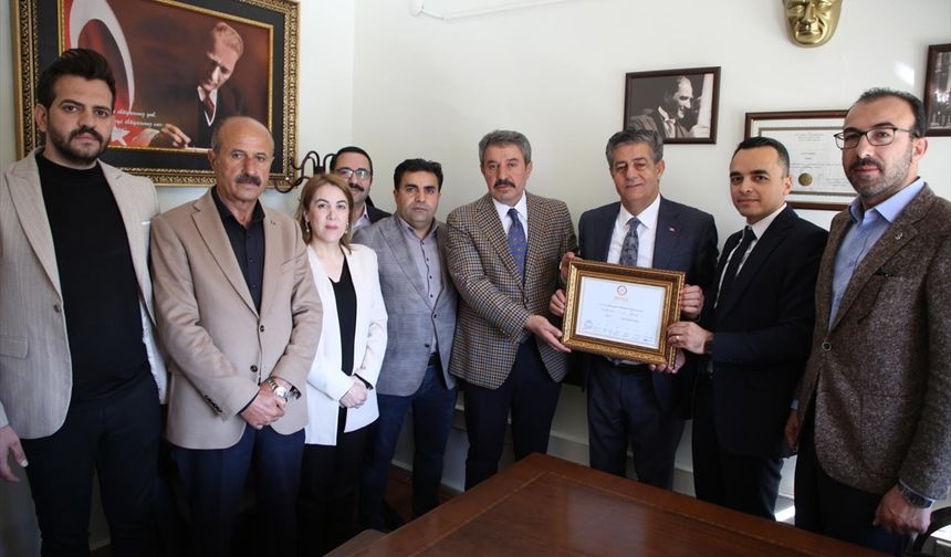 Şırnak Belediye Başkanı Mehmet Yarka mazbatasını aldı