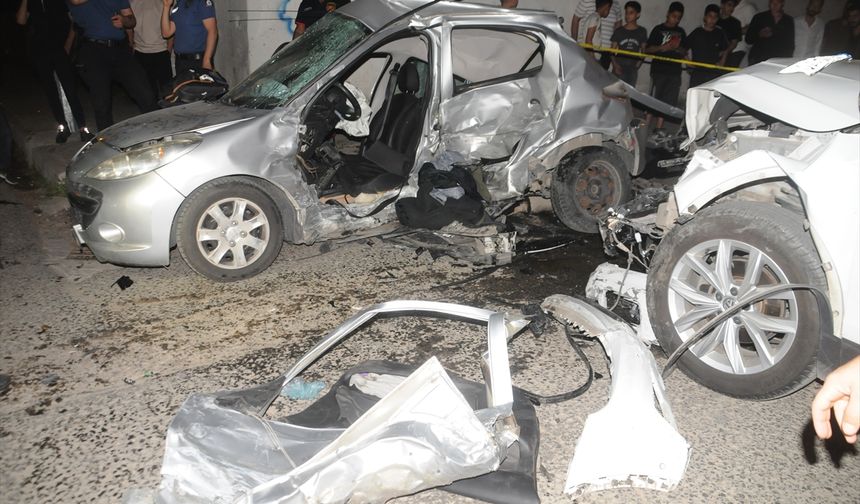 ŞIRNAK - İki otomobilin çarpıştığı kazada 3 kişi yaralandı