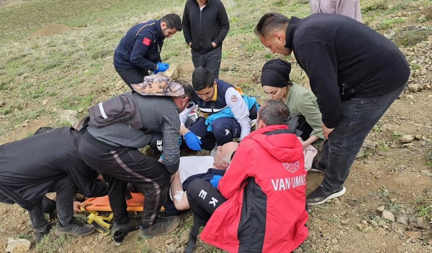 VAN - Dağda ot toplarken rahatsızlanan kişi hastaneye ulaştırıldı