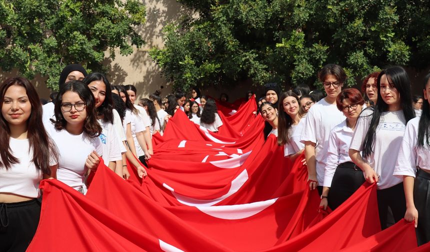 ADANA - 100 metrelik Türk Bayrağı ile yürüyüş yapıldı