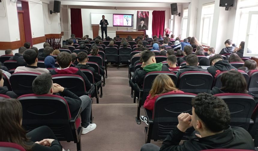 Trabzon'da gençlere yönelik dezenformasyon ile mücadele eğitimleri veriliyor