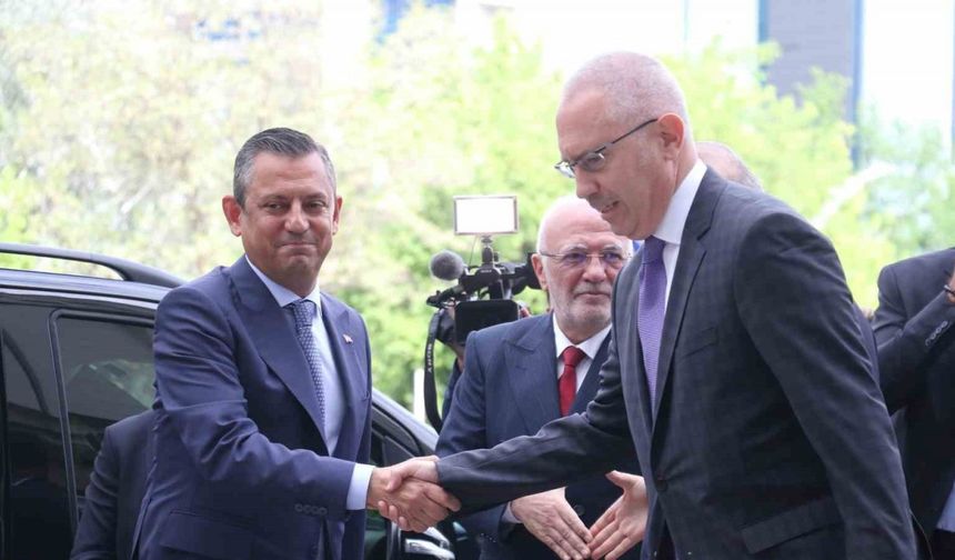 Cumhuriyet Halk Partisi Genel Başkanı Özgür Özel, Cumhurbaşkanı Recep Tayyip Erdoğan ile görüşmek üzere AK Parti Genel Merkezine geldi.
