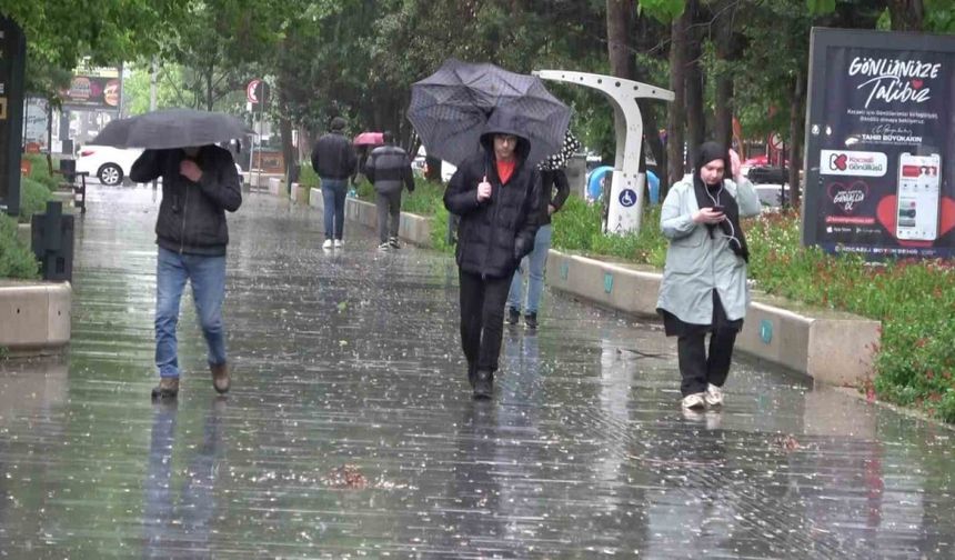 Kocaeli’de rüzgar denizi taşırdı, yağmur trafiği felç etti