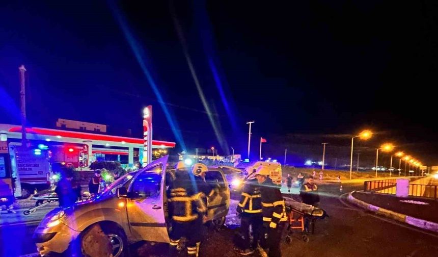 Mardin’de hafif ticari araç devrildi: 4 yaralı