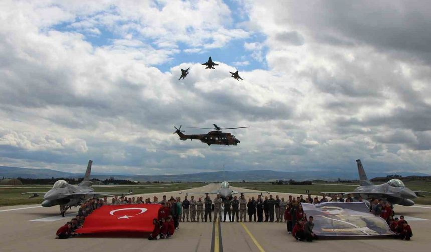 Merzifon 5’inci Ana Jet Üs Komutanlığında pilotlar 19 Mayıs’ı gençlerle kutladı