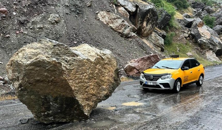 Şemdinli-Derecik yoluna kaya düştü, taksi şoförü son anda kurtuldu