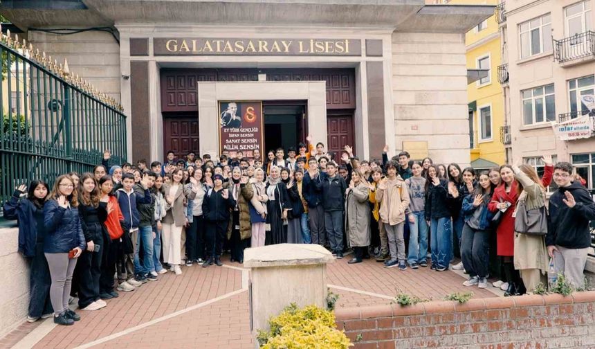 Sultangazili öğrenciler İstanbul’un en güzel liselerini geziyor