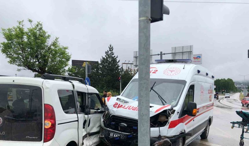 Tokat’ta ambulans ile panelvan araç çarpıştı: 3 yaralı