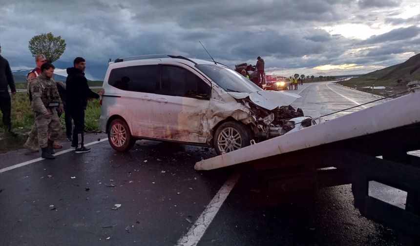 AĞRI - Otomobil ile hafif ticari aracın çarpıştığı kazada 5 kişi yaralandı