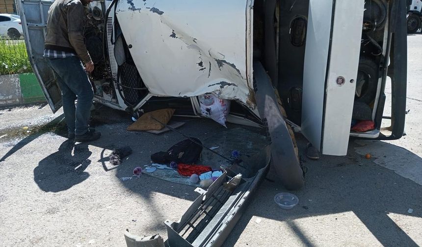 AĞRI - Otomobilin devrilmesi sonucu 3 kişi yaralandı (2)