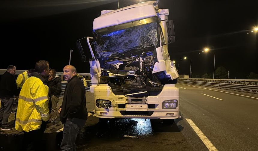 BOLU - Trafik kazasında hurdaya dönen tırın sürücüsü kazadan yara almadan kurtuldu