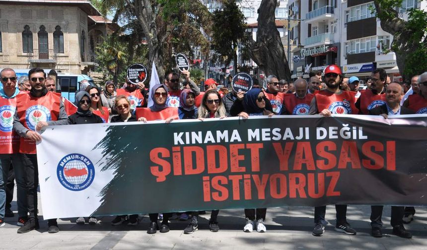 Sinop Eğitim-Bir-Sen üyeleri şiddete karşı meydanlara indi