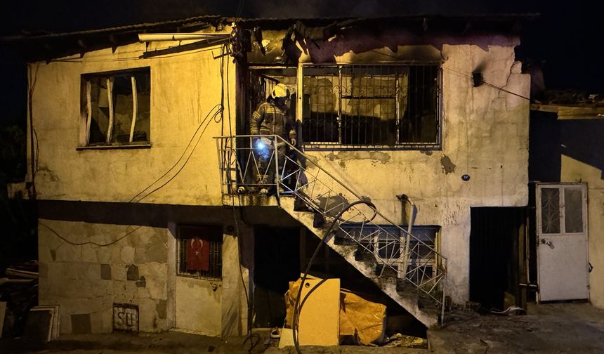 İZMİR - Müstakil evde çıkan yangın söndürüldü