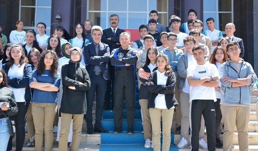MALATYA - Türkiye'nin ilk astronotu Gezeravcı, öğrencilerle buluştu