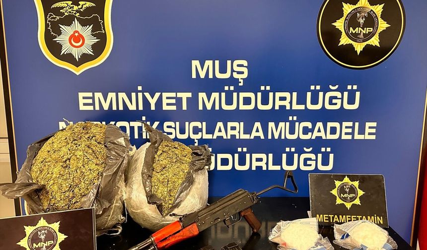 MUŞ - Durdurulan 2 araçta uyuşturucu madde ve silah ele geçirildi
