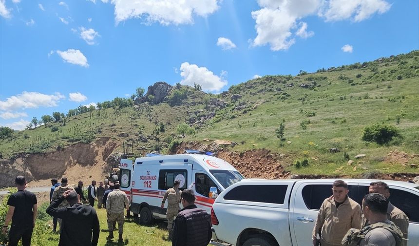 SİİRT - Uçuruma devrilen kamyonetin sürücüsü ekiplerce kurtarıldı
