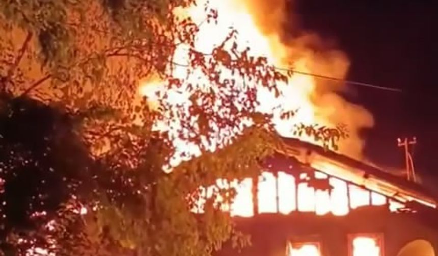 Boyabat'ta çıkan yangında iki katlı ahşap bina yandı