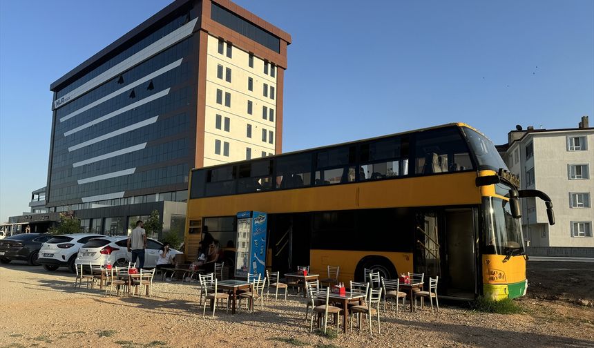ELAZIĞ - Yıllarca yolcu taşıyan çift katlı halk otobüsü Elazığ'da lezzet durağı oldu