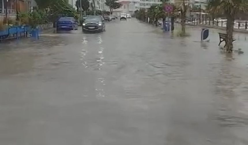 Bursa’da yağan yağmur yolları göle çevirdi