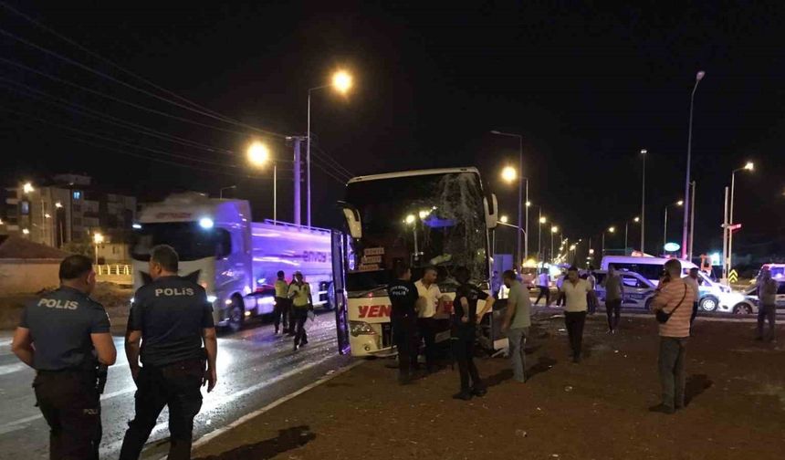 Konya’da 2 yolcu otobüsünün karıştığı kaza kimsenin burnu kanamadan atlatıldı