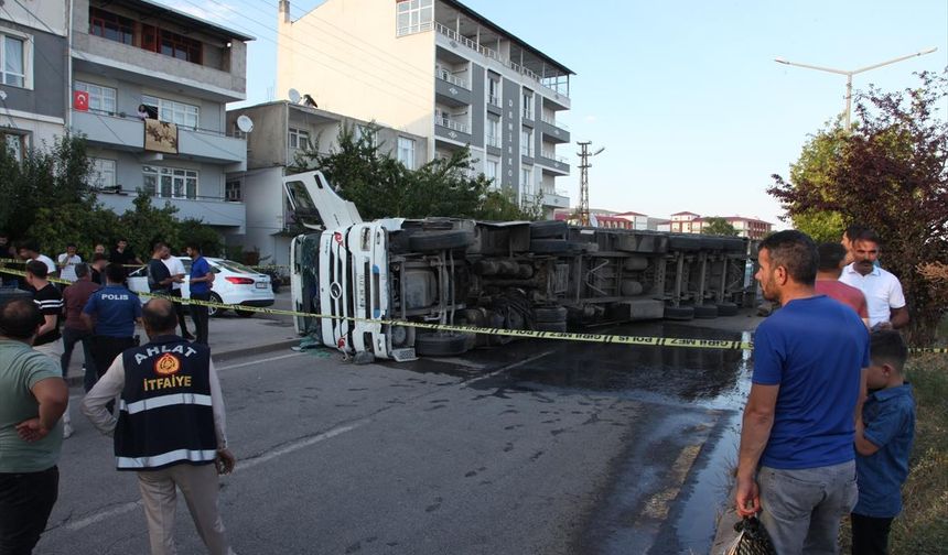 BİTLİS - Ahlat'ta devrilen tırın sürücüsü yaralandı