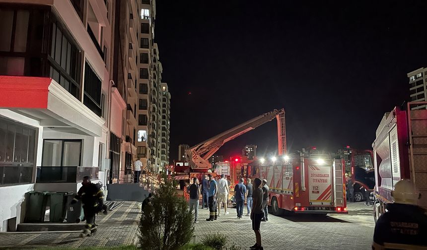 DİYARBAKIR - 15 katlı binada çıkan yangında 4 kişi dumandan etkilendi