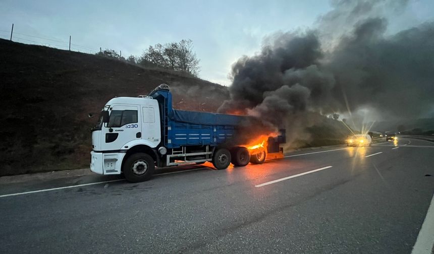 Düzce'de seyir halindeki kamyonda çıkan yangın söndürüldü