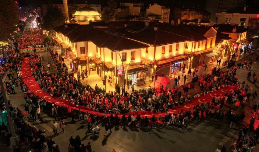 Cumhuriyetin 101’inci yılında binlerce vatandaş fener alayı coşkusu yaşadı