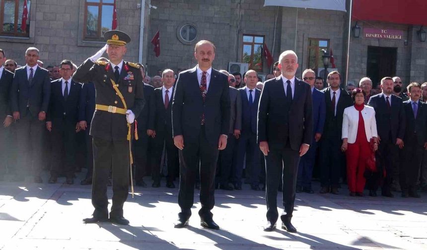 Isparta’da Cumhuriyet Bayramı kutlamaları çelenk töreniyle başladı