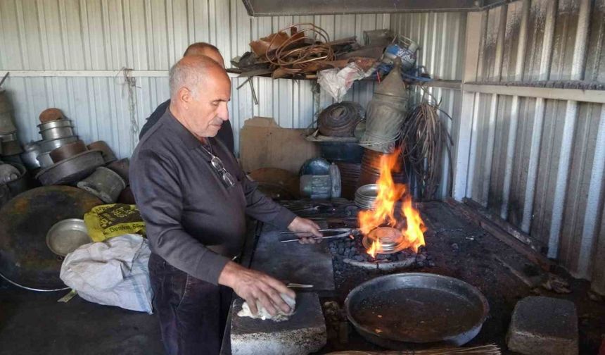 Malatya’da 57 yıllık kalay ustası zamana direniyor