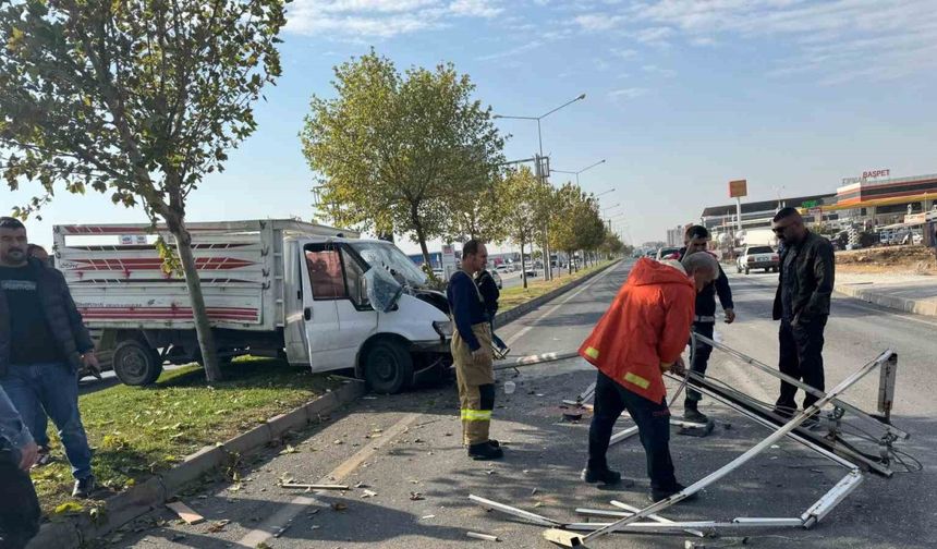 Mardin’de sürücüsünün direksiyon hakimiyetini kaybettiği kamyonet elektrik direğine çarptı