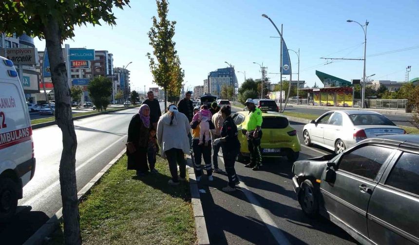 Ticari taksi ile otomobil çarpıştı: 1 yaralı