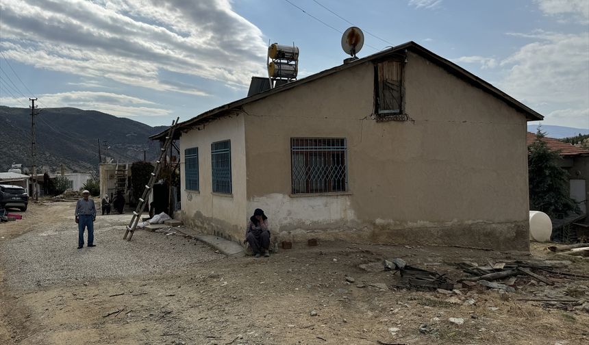 ELAZIĞ - Malatya'daki depremde kırsaldaki evleri hasar gören Elazığlılar canlarını kurtardıklarına seviniyor