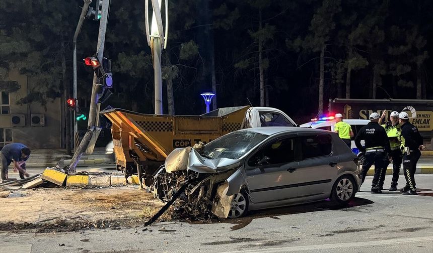 ELAZIĞ - Trafik kazasında 3 kişi yaralandı