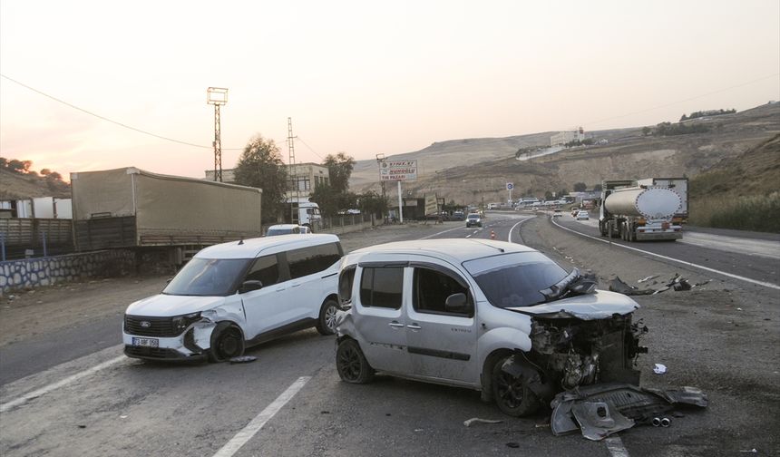 ŞIRNAK - Zincirleme trafik kazasında 2 kişi yaralandı