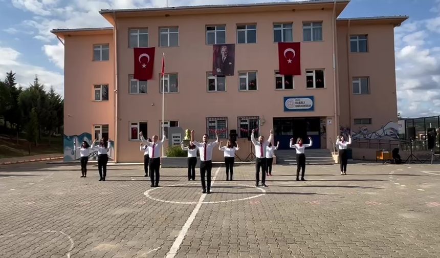 Kabalı Ortaokulu öğretmenlerinden zeybek gösterisi