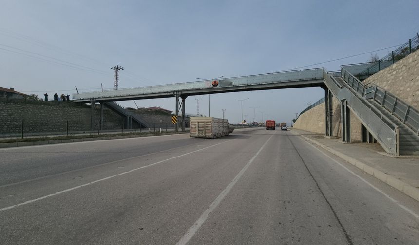 Amasya'da kamyonun damperi üst geçide çarparak yola düştü