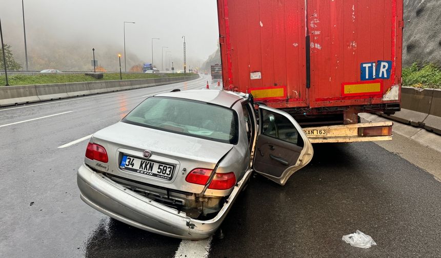 Anadolu Otoyolu'nda tıra çarpan otomobildeki 1 kişi öldü, 4 kişi yaralandı