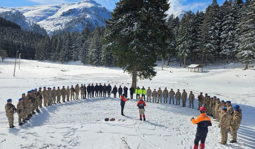 Artvin'de jandarma personeline çığ felaketlerinde arama kurtarma eğitimi verildi