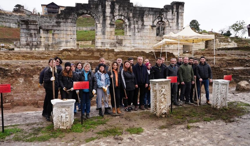 Düzce Belediyesi personeli, antik kentteki kazı çalışmalarına destek veriyor