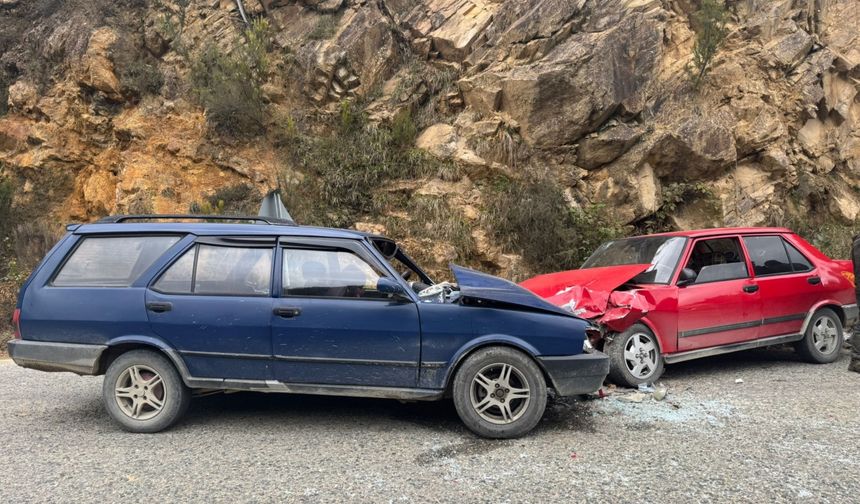 Giresun'da iki otomobilin çarpıştığı kazada 6 kişi yaralandı