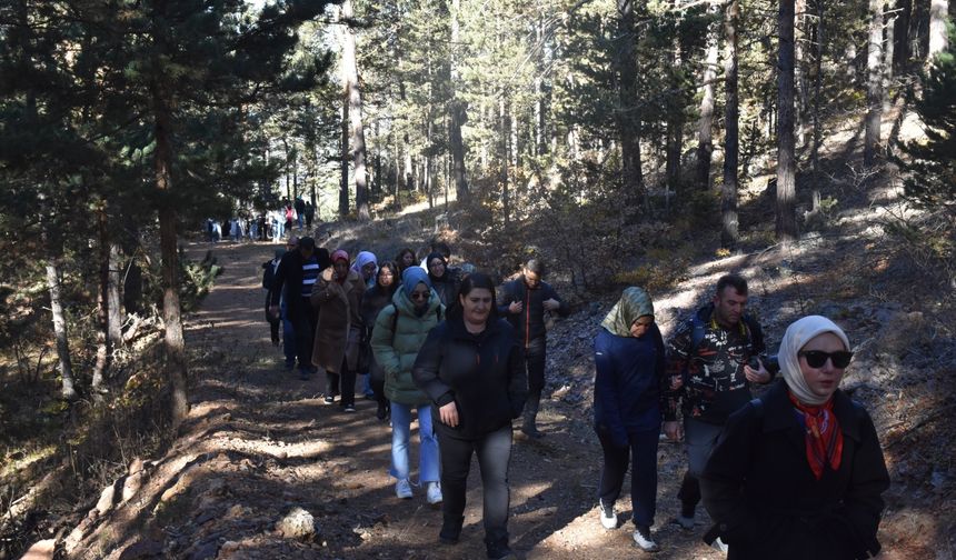 Gümüşhane'de üniversite öğrencileri doğa yürüyüşü yaptı