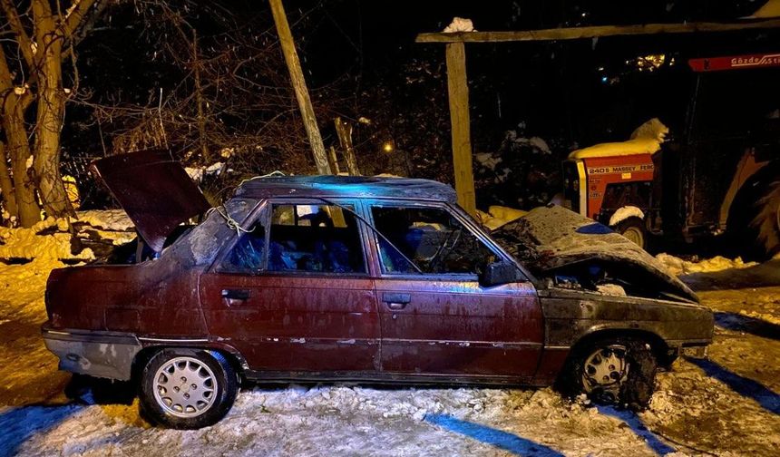 Karabük'te park halindeki otomobili alevler sardı