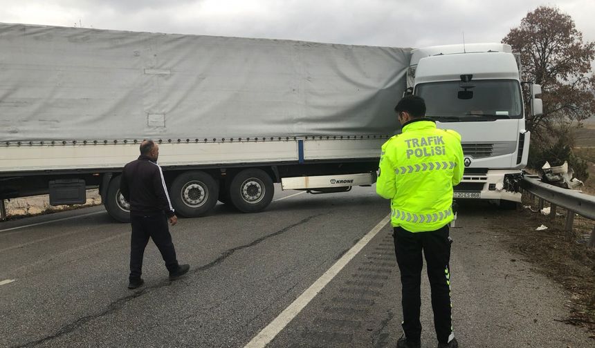 Tırın makaslaması sonucu Çorum-Samsun kara yolu 1 saat ulaşıma kapandı