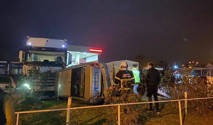 Tokat'ta park halindeki tıra çarpan otomobilin sürücüsü yaralandı