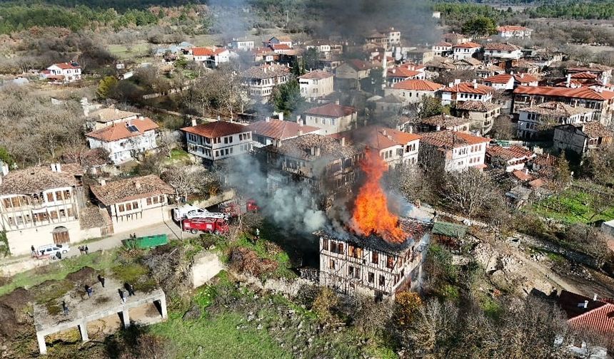 350 yıllık tarihi konak yangında yok oldu