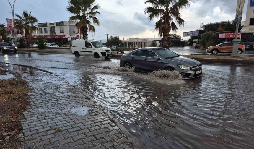 Bodrum’da sağanak yağış etkili oldu