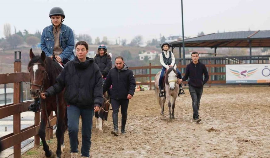 Çocuklar ata binmenin heyecanını yaşadı